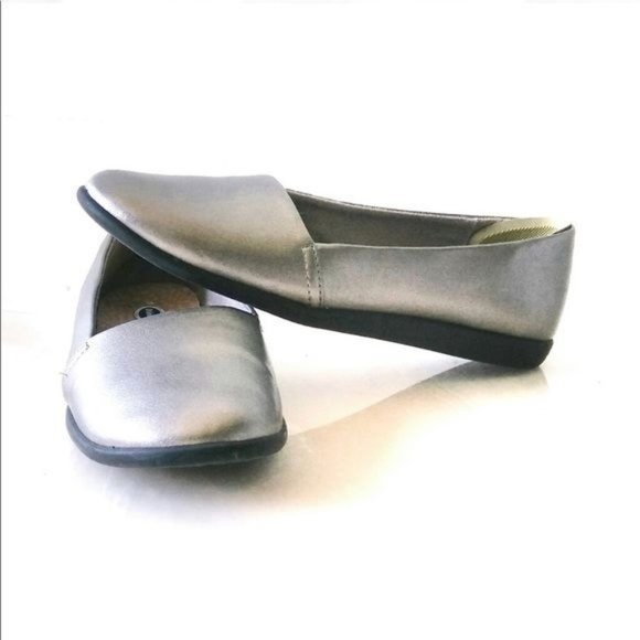 DR. SCHOLL'S TRULY SILVER METALLIC COMFORTABLE CLOSED TOE FLATS WOMENS 8 - Picture 1 of 6